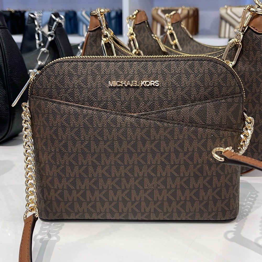 MICHAEL KORS
Jet Set Travel Medium Logo Dome Crossbody Bag
NWT - Picture 9 of 16